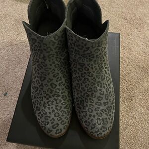 EUC Michael Shannon Gray Leopard Ankle Booties Boots sz 8.5